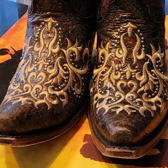 Corral tall distressed black-silver studded cross boot. Size 8.5 - Picture 7 of 9